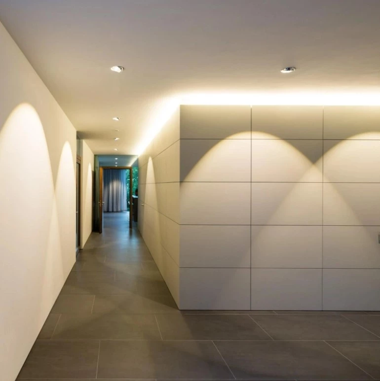 Più piano pure - Spotlight shiny black lens and matt white tube