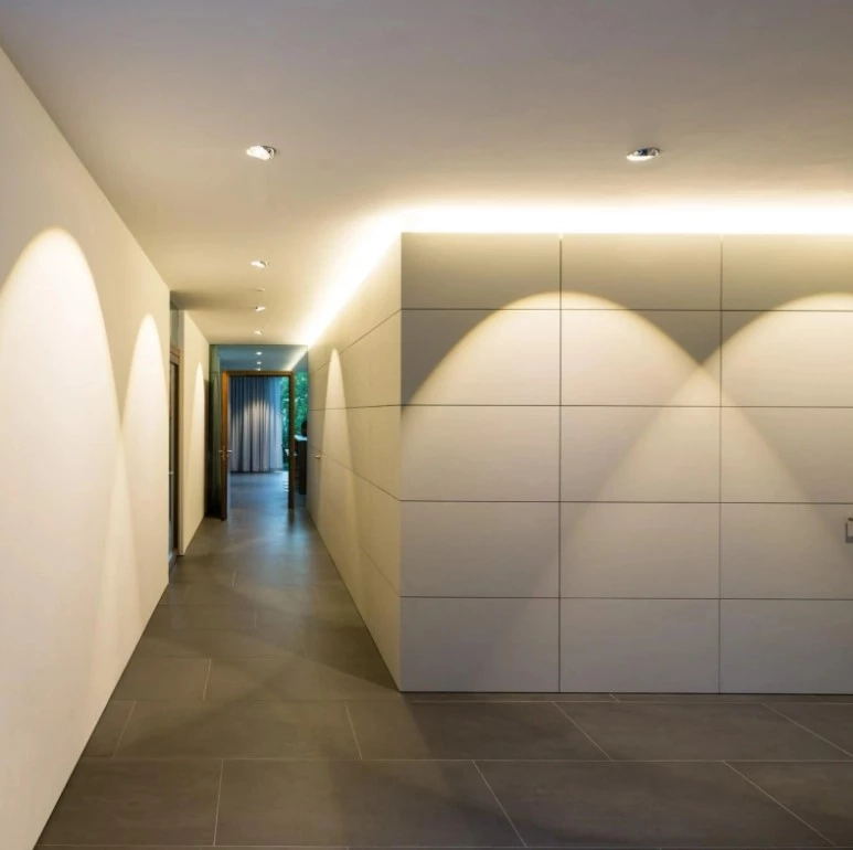 Più piano pure - Spotlight shiny white lens and matt black tube