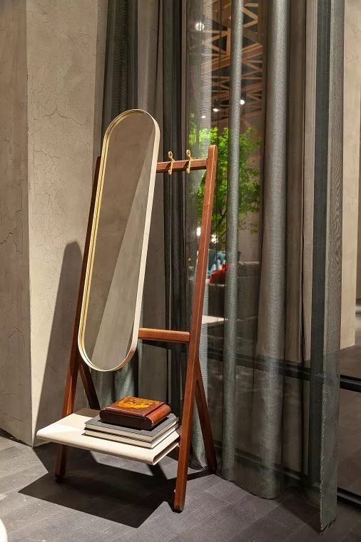 Ren - Standing Specchio with hangers Poltrona Frau