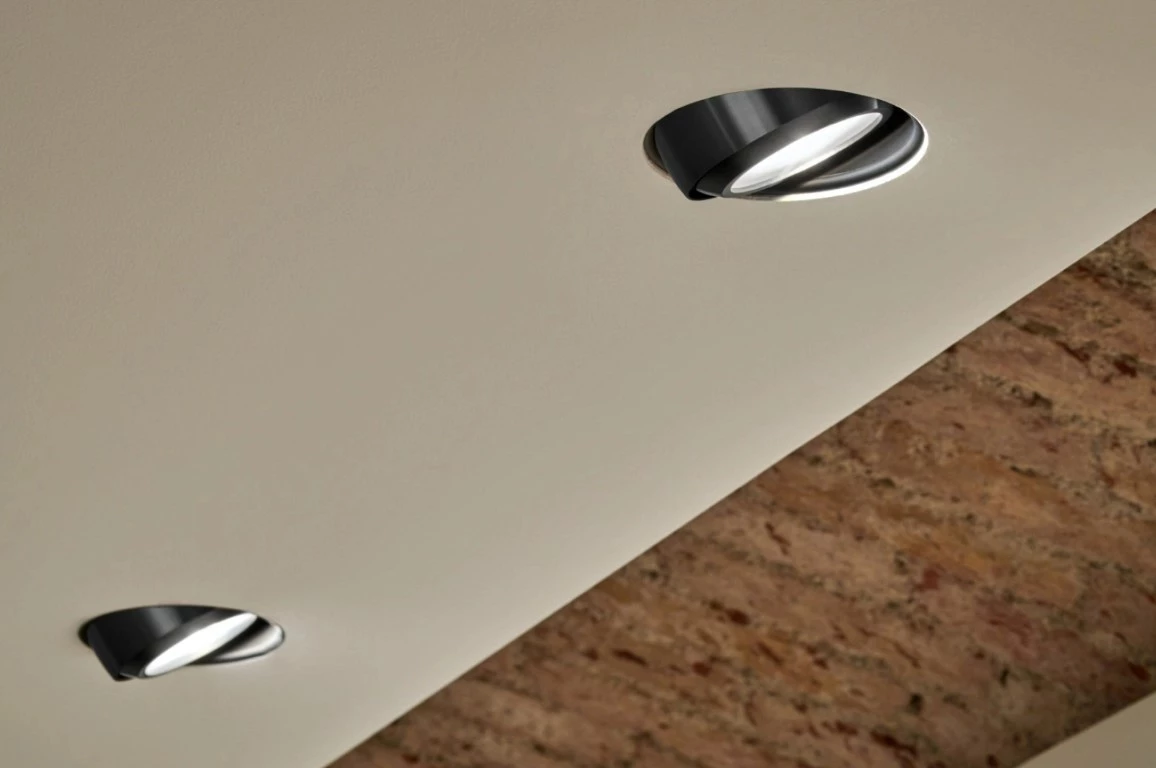 Più piano pure - Spotlight shiny black lens and matt white tube