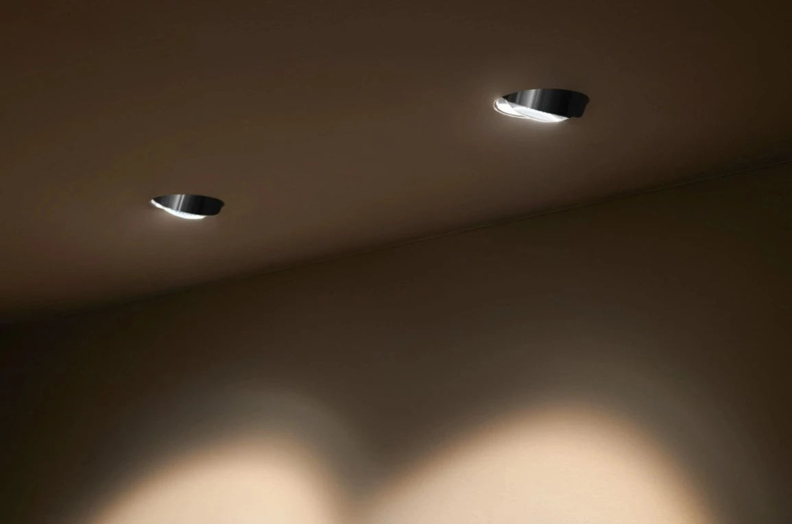 Più piano pure - Spotlight shiny black lens and matt white tube